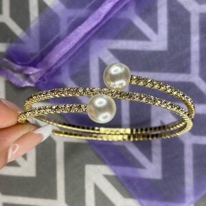 Elegant Bracelet with rhinestones and pearls - Gold